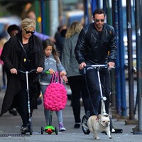 Setelah mengendal Deb, rasanya 10 kali lebih baik dari kehidupan saya saat masih menjomblo. Dia sangat asyik, penuh energi dan semangat. Rasa percaya dirinya luar biasa sampai membuat saya mendadak jatuh cinta padanya, kata bintang Wolverine itu kepada The Hollywood Reporter. Dari pernikahannya dengan Deborra, mereka dikaruniai dua anak. (Foto: FilmMagic/Raymond Hall)