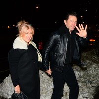 Saking seringnya mendengar rumor tersebut, Deborra semakin santai menanggapinya. Ia bahkan sering bercanda bahwa Hugh memang seorang homoseksual. Dia sudah gay sejak lama, aku juga mengaku gay saat main film Shame. Mereka terkejut setelah mendengar aku menikah, selorohnya. (Foto: GC Images/Raymond Hall)