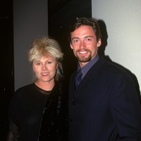 Saat perceraian di Hollywood adalah hal yang biasa, pernikahan Hugh Jackman dan Deborra-Lee Furness justru semakin langgeng. Sudah hampir 26 tahun mereka bersama sebagai sepasang suami-istri. Foto ini diambil pada 1997 atau setahun setelah keduanya menikah pada April 1996. (Foto: Getty Images/Patrick Riviere)