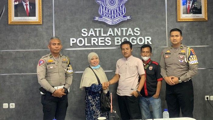 Ibu-ibu yang diviralkan halangi ambulans di Puncak dipertemukan dengan keluarga pasien di Polres Bogor. Kedua pihak berdamai dan saling memaafkan.