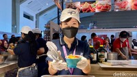 Booth Indoguna yang terkenal dengan produk daging dan olahan daging ini jadi salah satu yang ramai dikunjungi. Sample makanan di sini berupa kentang goreng dan sosis yang tersaji hangat-hangat!