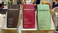 Penggemar cokelat bisa jajan aneka cokelat batangan. Boenbeans memmiliki produk dark chocolate dengan komposisi kakao 72%, 80%, dan 100%.