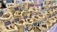 Pencinta kopi bisa cuci mata melihat ragam biji kopi yang tersedia di sini. Arabica dan Robusta dari berbagai daerah Indonesia ditampilkan dalam kondisi masih berupa biji kopi.