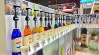 SIAL Interfood 2022 juga ditujukan untuk para pelaku bisnis kuliner. Bagi mereka yang punya kafe bisa melihat ragam bahan baku di sini, termasuk sirup untuk campuran susu, kopi, hingga teh dari Tofico.
