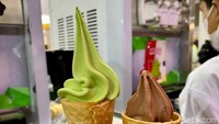 Banyak booth memberikan sampel makanan gratis lho! Dari produk bubuk es krim, kamu bisa bisa cicip es krim cone rasa cokelat dan matcha yang segar ini.