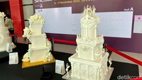 Di Hall D, pengunjung bisa melihat karya peserta kompetisi menghias wedding cake. Semuanya serba putih dengan detail yang cantik.