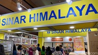 Booth Sinar Himalaya diserbu pembeli yang mayoritas merupakan ibu-ibu. Ada harga spesial untuk berbagai alat dapur yang ditawarkan di sini.