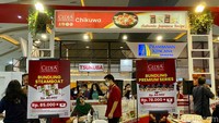 Banyak pengunjung SIAL Interfood 2022 datang sambil membawa koper karena mereka niat berbelanja. Di booth Cedea, ada promo bundling menarik aneka fish cake.