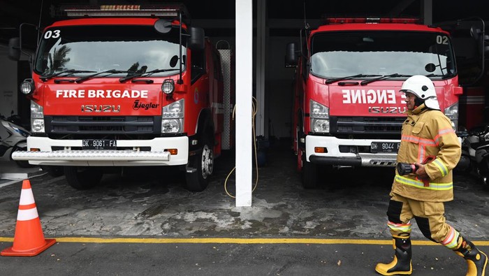 Petugas memeriksa kondisi peralatan armada mobil pemadam kebakaran menjelang Konferensi Tingkat Tinggi (KTT) G20 di kawasan The Nusa Dua, Bali, Kamis (10/11/2022). Puluhan personel pemadam kebakaran beserta sejumlah armada mobil pemadam kebakaran disiagakan di kawasan The Nusa Dua selama pelaksanaan KTT G20 pada 15-16 November 2022. ANTARA FOTO/Fikri Yusuf/nym.