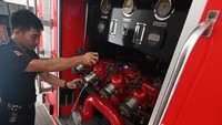 Petugas memeriksa kondisi peralatan armada mobil pemadam kebakaran menjelang Konferensi Tingkat Tinggi (KTT) G20 di kawasan The Nusa Dua, Bali.
