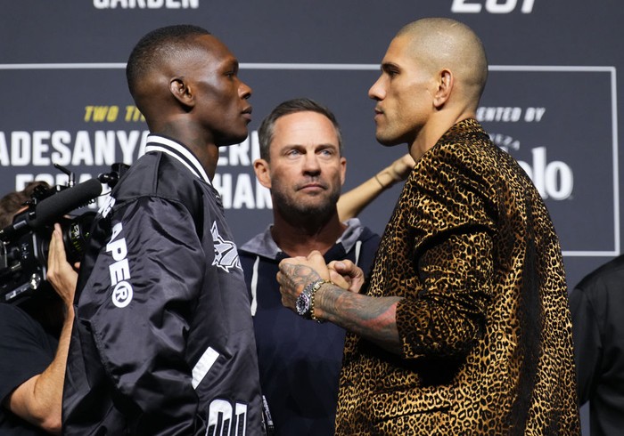 NEW YORK, NEW YORK - NOVEMBER 09: (L-R) Opponents Israel Adesanya of Nigeria and Alex Pereira of Brazil face off during the UFC 281 press conference at Madison Square Garden on November 09, 2022 in New York City. (Photo by Chris Unger/Zuffa LLC)