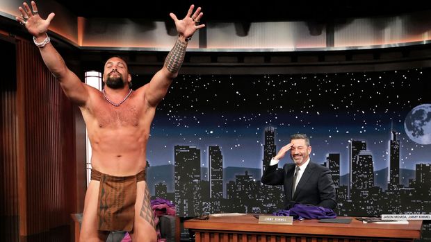 Jason Momoa saat tampil di Jimmy Kimmel Live.