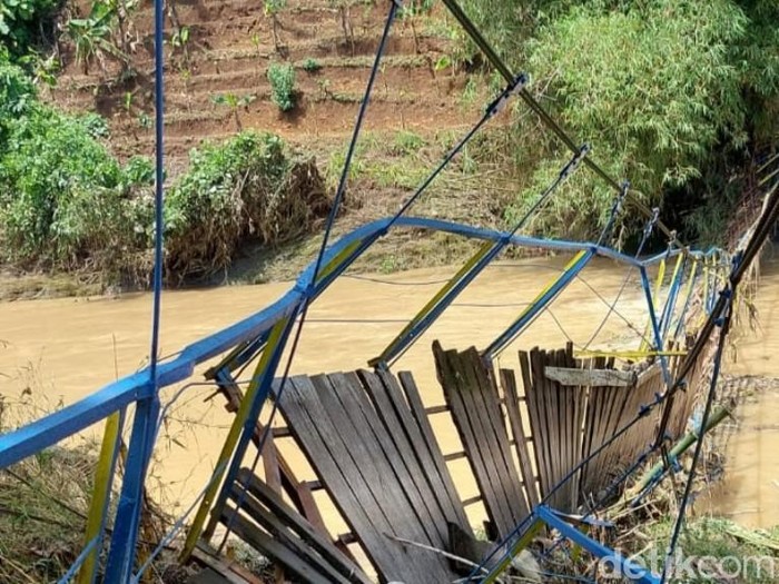 Jembatan gantung di Ciamis ambruk.