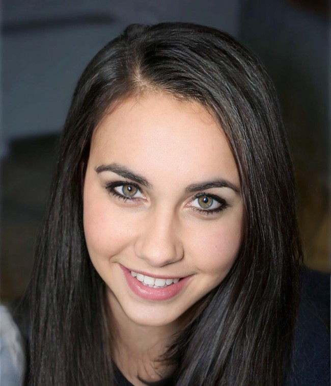 Film dewasa yang Jenny tonton adalah tentang stripper. “Dia menggambarkan industri yang dilarang. Hal itu membuatku penasaran,” ucap Stella, seperti dikutip dari DailyStar. Foto: dok. Facebook