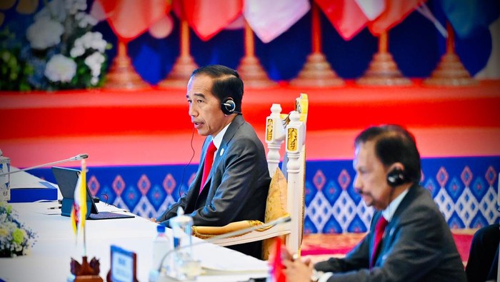 Jokowi di KTT ASEAN