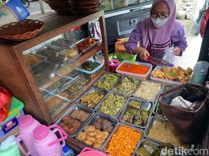 Jualan di Dalam Mobil, Warung Nasi Ini Langganannya Sandiaga Uno!