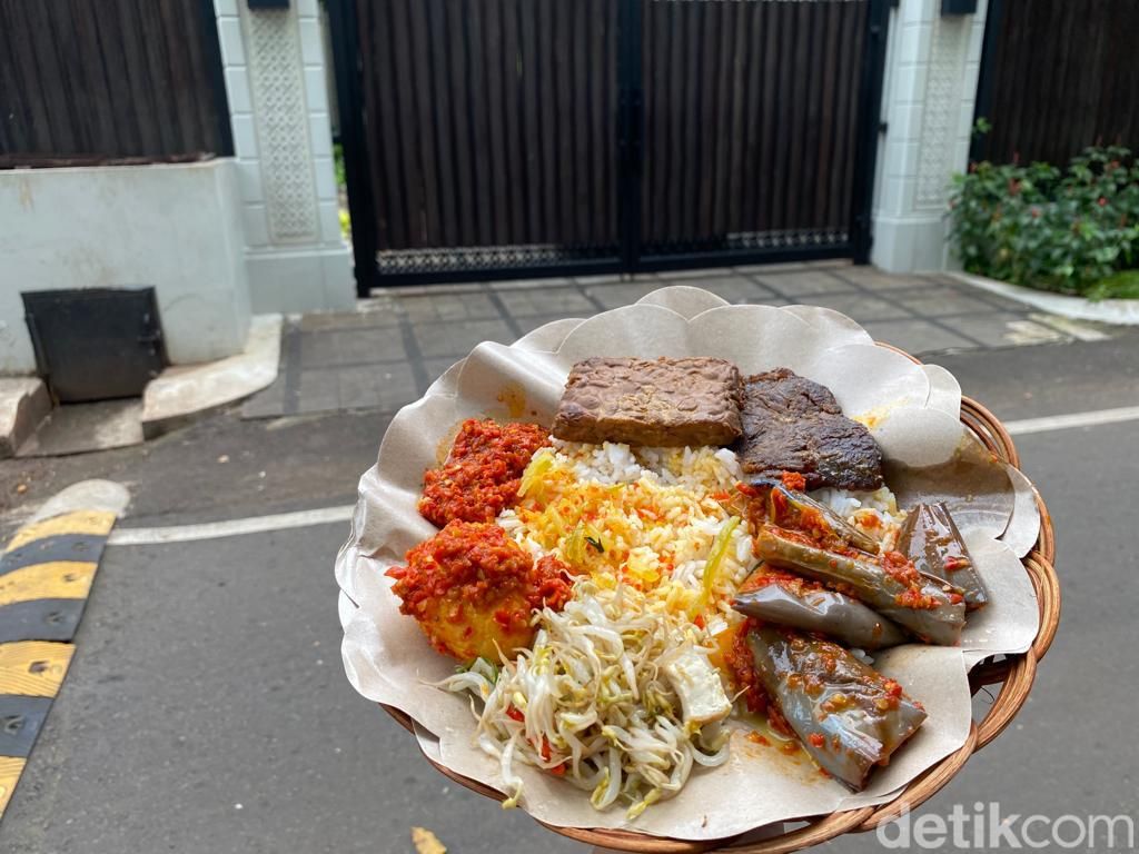 Jualan di Dalam Mobil, Warung Nasi Ini Langganannya Sandiaga Uno!
