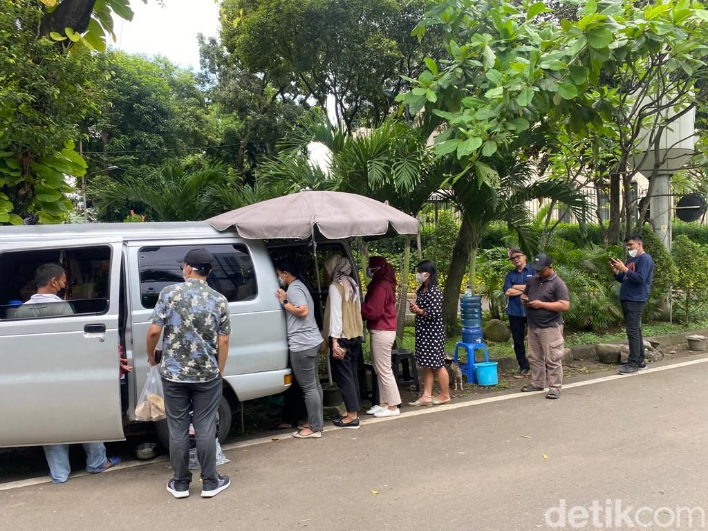 Jualan di Dalam Mobil, Warung Nasi Ini Langganannya Sandiaga Uno!