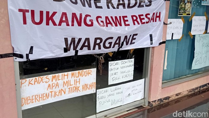 Kades zina Kantor Pemerintah Desa Lengkong Kecamatan Rakit Banjarnegara disegel. Ini merupakan buntut protes warga yang menuding Kadesnya telah berbuat zina.