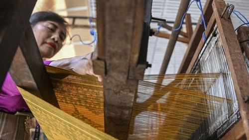 Perajin menyelesaikan pembuatan kain tenun Endek dengan menggunakan Alat Tenun Bukan Mesin (ATBM) di pusat suvenir KTT G20 di Bali Collection, kawasan ITDC, Nusa Dua, Badung, Bali, Jumat (11/11/2022). Kain tenun Endek khas Bali tersebut per lembarnya dijual dengan harga Rp150 ribu hingga Rp550 ribu tergantung motif dan tingkat kesulitan pembuatannya. ANTARA FOTO/Media Center G20 Indonesia/M Risyal Hidayat/wsj.