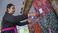 Perajin merapikan kain tenun Endek yang dijual di pusat suvenir KTT G20 di Bali Collection, kawasan ITDC, Nusa Dua, Badung, Bali, Jumat (11/11/2022).
