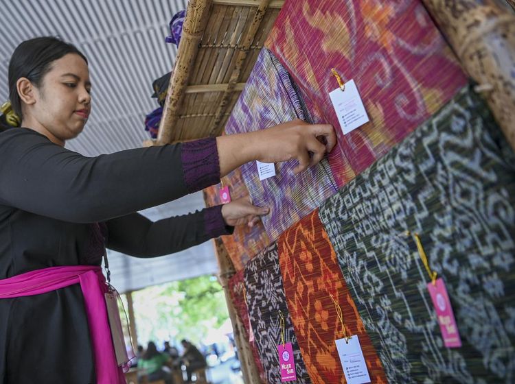 Ini Kain Tenun Bali yang Bisa Bikin Delegasi KTT G20 Kesengsem