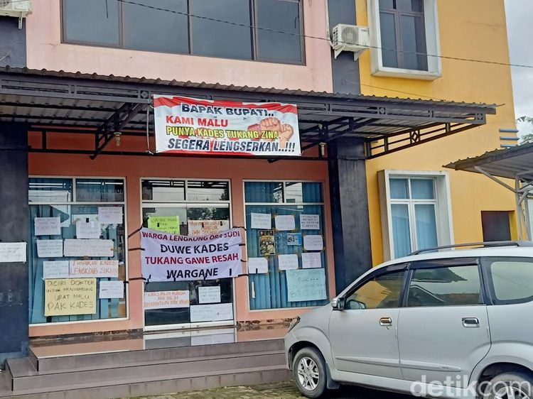 Suasana Kantor Desa Lengkong Disegel gegara Kades Dituding Zina