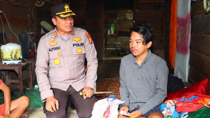 Kapolres Inhu mengunjungi pemuda yang diterkam beruang beberapa waktu lalu. (Foto: Istimewa)