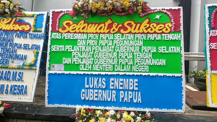 Karangan bunga Lukas Enembe untuk pelantikan 3 Pj Gubernur provinsi baru di Papua (Karin-detikcom)