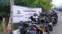 Nampak sejumlah kendaraan motor terparkir hingga memakan badan jalan di sekitar area pinggir jalan Nusa Dua samping tol Bali Mandara, Jumat (11/11/2022). Foto: Triwidiyanti