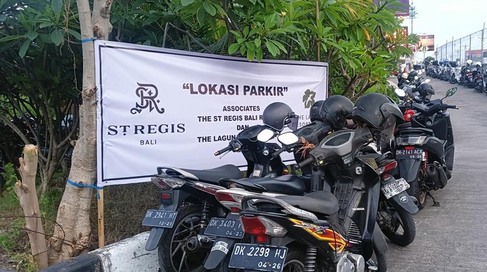 Karyawan Hotel Grand Hyat mulai hari ini Jumat (11/11/2022) hingga tanggal 17 November 2022, wajib parkir di lahan kosong di Jalan By Pass Ngurah Rai, Nusa Dua, Kecamatan Kuta Selatan, Kabupaten Badung. Foto: Triwidiyanti Karyawan Hotel Grand Hyat mulai hari ini Jumat (11/11/2022) hingga tanggal 17 November 2022, wajib parkir di lahan kosong di Jalan By Pass Ngurah Rai, Nusa Dua, Kecamatan Kuta Selatan, Kabupaten Badung. Foto:
Triwidiyanti