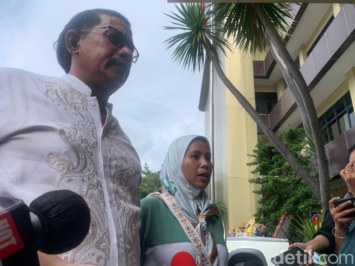 Kasus dugaan penyekapan yang dilakukan artis Nindy Ayunda masih berlanjut. Istri pelapor dalam kasus tersebut, Rini mendatangi Polres Metro Jakarta Selatan (Mulia Budi/detikcom)