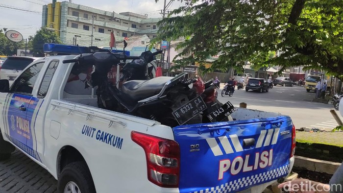 Kecelakaan truk tabrak sejumlah motor di depan Terminal Banyumanik, Semarang, Jumat (11/11/2022).