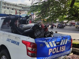 Truk Tabrak Sejumlah Motor di Depan Terminal Banyumanik Semarang