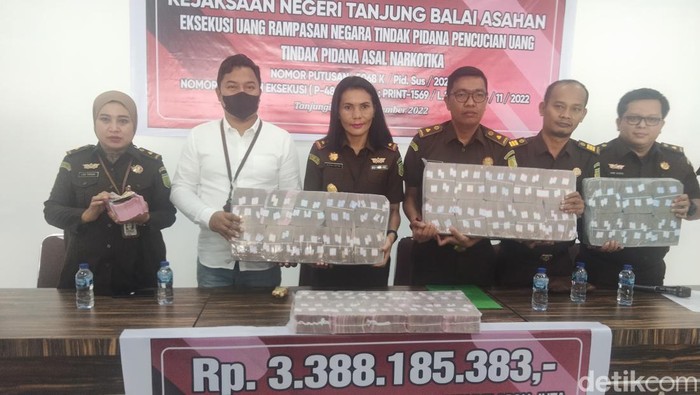 Kejari Tanjungbalai Asahan menunjukkan barang bukti Rp3,3 miliar hasil rampasan kejahatan pencucian uang kasus narkoba.
