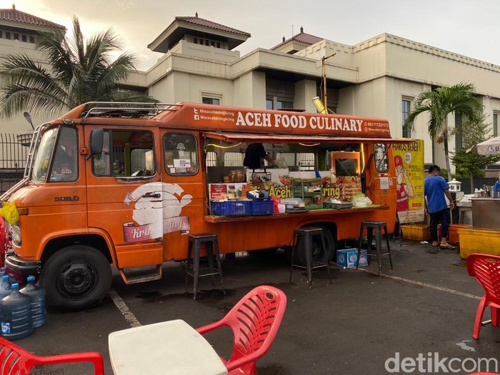 Keren! Bus Mercedes-Benz Ini Disulap Jadi Dapur Mie Aceh Kekinian