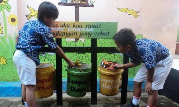 Ilustrasi kerja sama menjaga lingkungan.