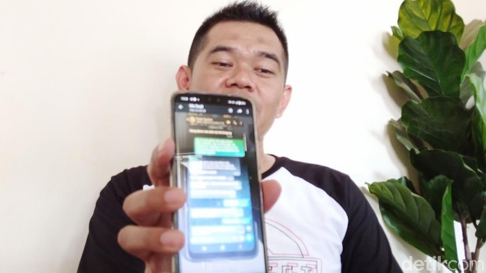 Kuasa hukum Dody, Agus Triatmoko, menunjukkan bukti chating antara Bripka AS dan bidan.