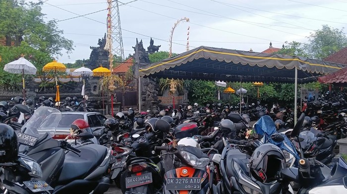 Lahan kosong di area Pura Dalem Desa Adat Bualu pun dimanfaatkan oleh Hotel St Regis untuk mengangkut karyawannya. Foto: Triwidiyanti Lahan kosong di area Pura Dalem Desa Adat Bualu pun dimanfaatkan oleh Hotel St Regis untuk mengangkut karyawannya. Foto: Triwidiyanti