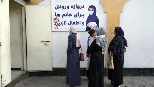Wanita Afghanistan berdiri di luar sebuah taman hiburan, di Kabul, Afghanistan, Kamis, (10/11/2022). Taliban telah melarang wanita menggunakan gym dan taman di Afghanistan. Larangan berlaku usai Taliban mengatakan ada pembatasan bagi perempuan mengakses taman publik. (AP Photo/Ebrahim Noroozi))