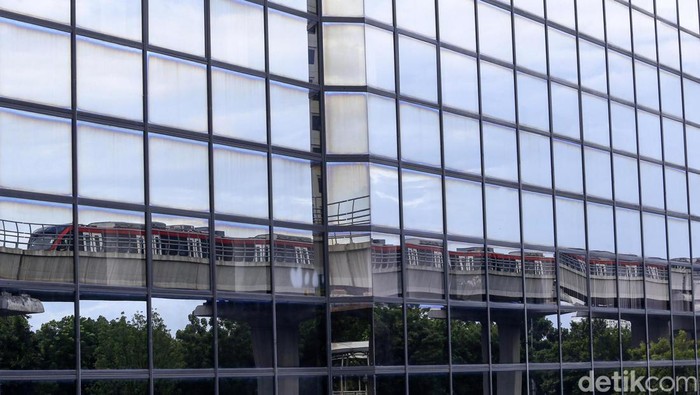 Menteri Perhubungan Budi Karya Sumadi menegaskan LRT Jabodebek bakal beroperasi tahun depan. Menurutnya, LRT Jabodebek bakal beroperasi Juni 2023.