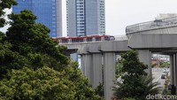 Rangkain kereta LRT melintas dikawasan Kuningan, Jakarta Selatan, Jumat (11/11/2022).