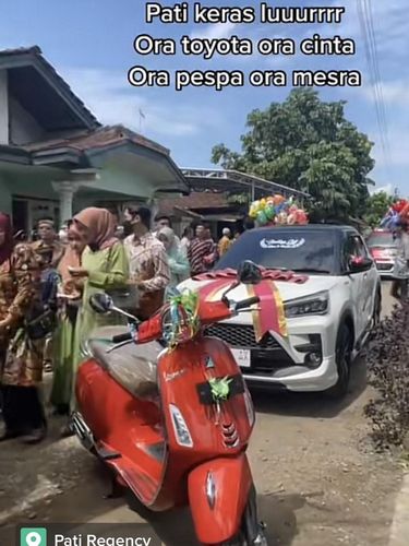 Mahar viral di media sosial, pengantin pria memberikan mobil dan vespa di Pati, Jawa Tengah.