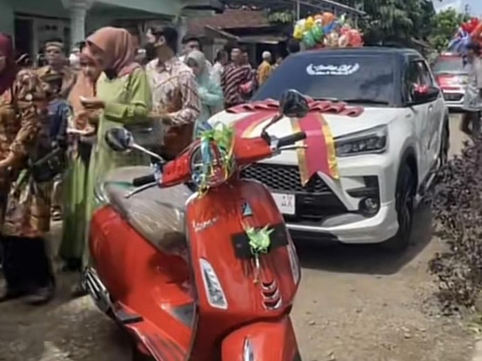 Mahar viral di media sosial, pengantin pria memberikan mobil dan vespa di Pati, Jawa Tengah. Mahar viral di media sosial, pengantin pria memberikan mobil dan vespa di Pati, Jawa Tengah.