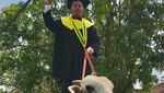 Momen Serunya Mahasiswa Univet Bantara Sukoharjo Wisuda Naik Sapi
