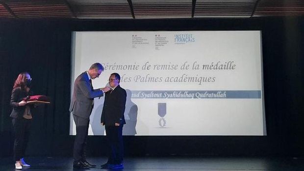 Mahmud Syaltout menerima medali Palmes Académiques dari Pemerintah Prancis, Rabu (9/11/2002).