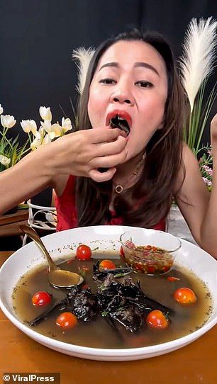 Makan Sup Kelelawar Utuh, Wanita Ini Dikecam dan Ditangkap Polisi