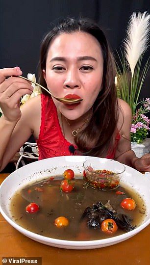 Makan Sup Kelelawar Utuh, Wanita Ini Dikecam dan Ditangkap Polisi