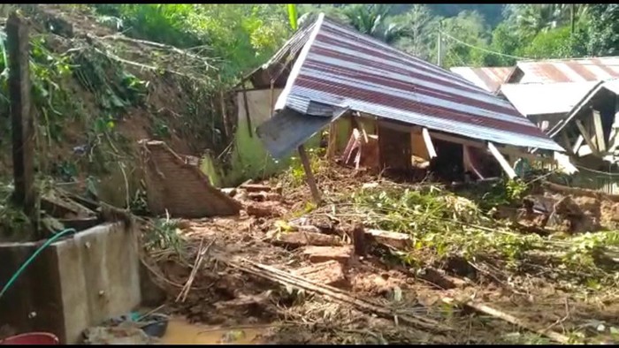 Satu dari 8 warga yang tertimbun tanah longsor di Kabupaten Mamasa, Sulawesi Barat (Sulbar) meninggal dunia.