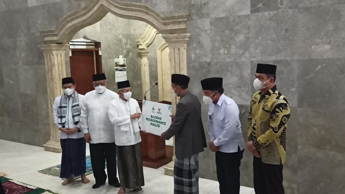 Maruf Amin Serahkan Bantuan Dana ke Masjid At Taqwa di Tangsel (Adrial/detikcom)
